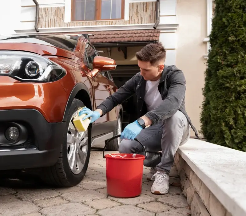 Lavage auto à domicile Ménétreux-le-Pitois : professionnel intervenant sur un véhicule